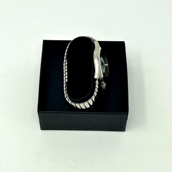 MTV NIB 1990’s silver toned stretch band wrist watch - Picture 5 of 5